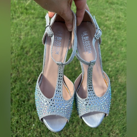 De Blossom Silver T-Strap Heels with Rhinestone Embellishments heels Sz-7.5. Ps - Picture 10 of 15